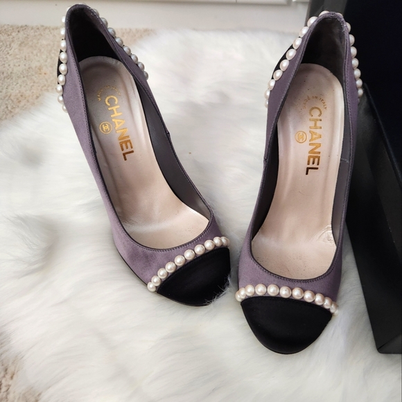 SOLD 🌸🌸 CHANEL Pearl & Satin Pumps - Picture 10 of 14